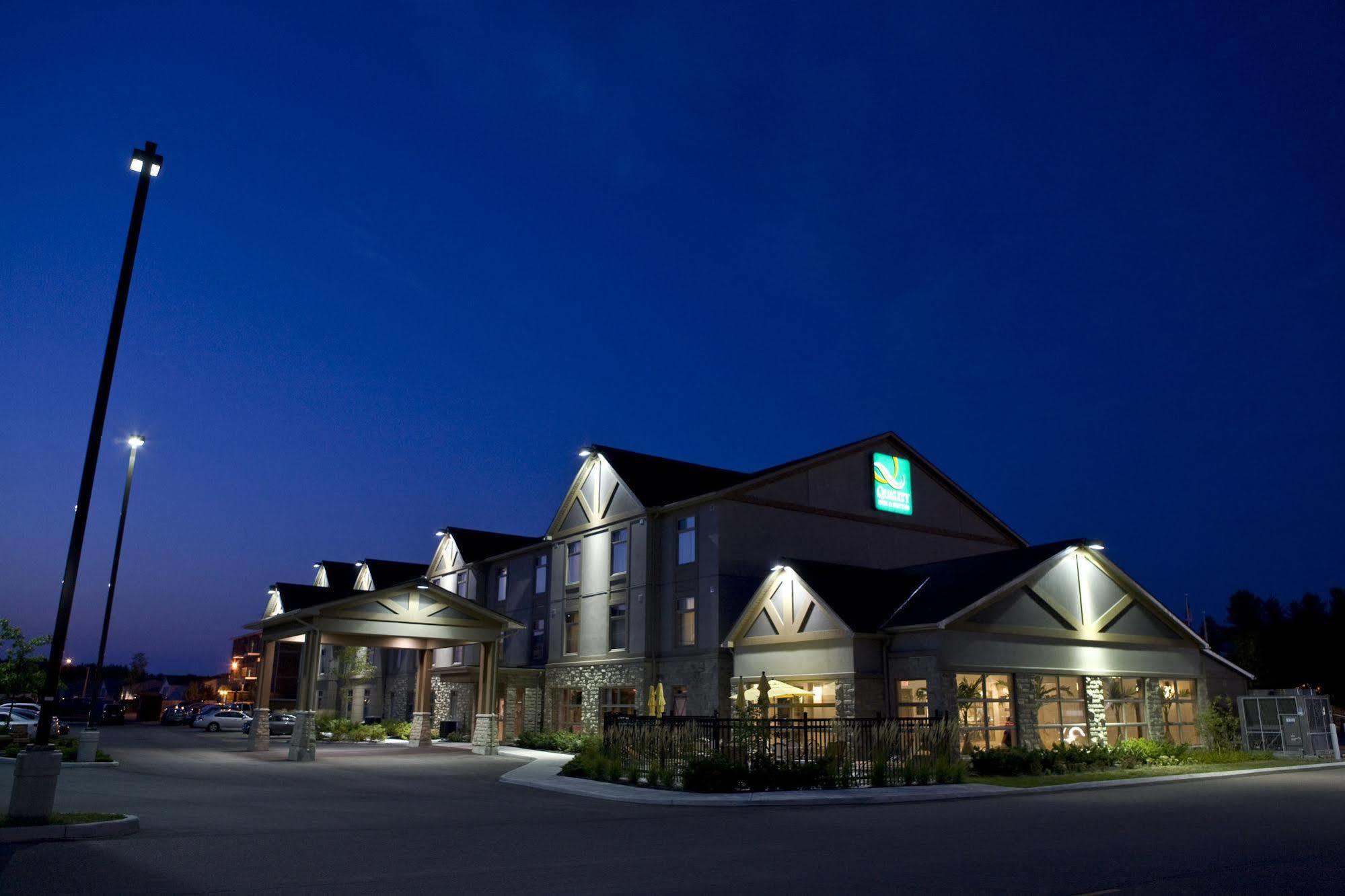 Quality Inn & Suites Petawawa Exterior foto